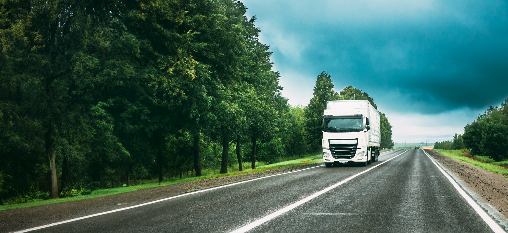 ciężarówka jedzie na ulicy