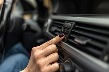 kobieta ustawia klimatyzację w samochodzie